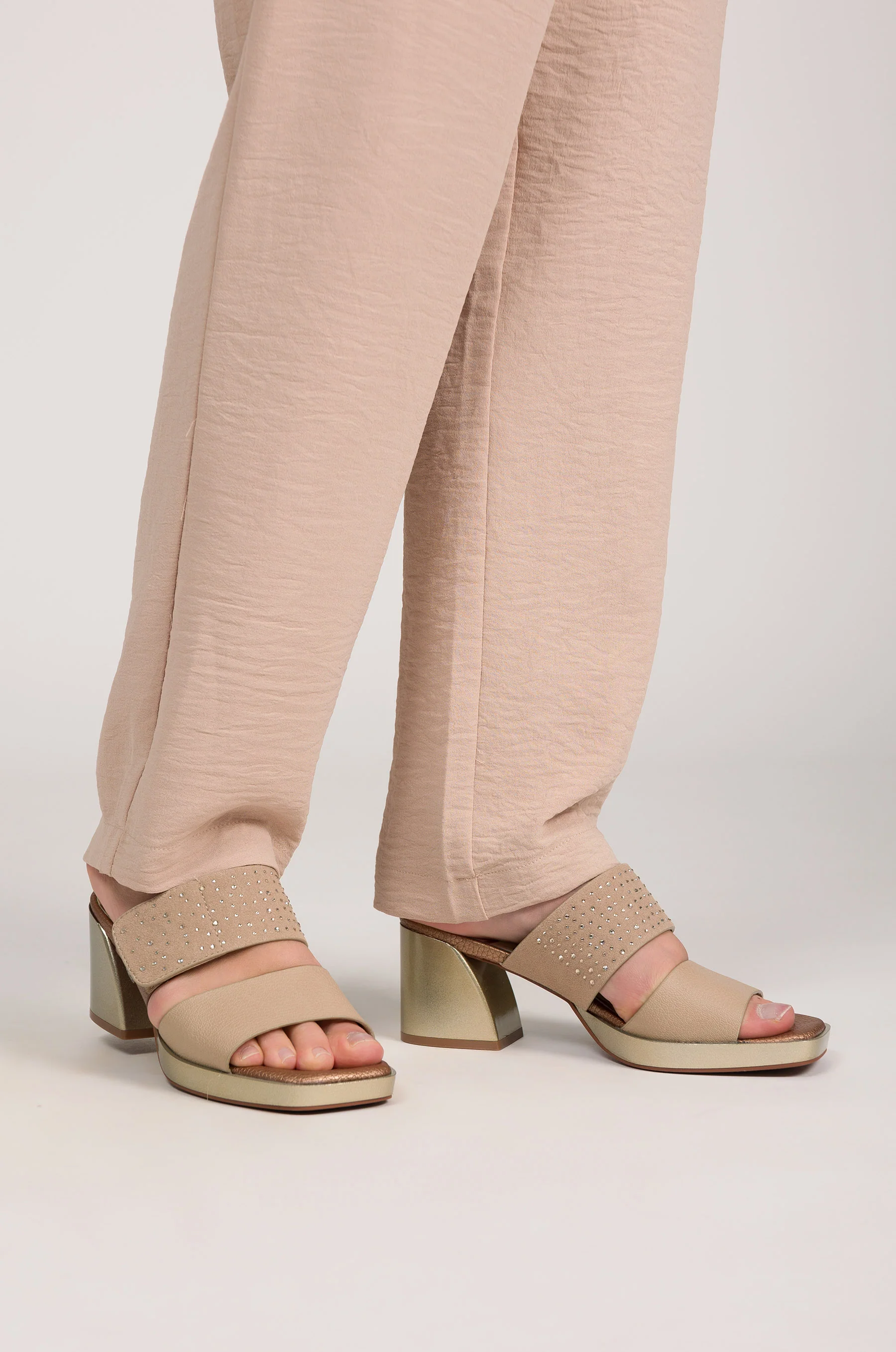 Sandales à talon beige avec strass - Image 2