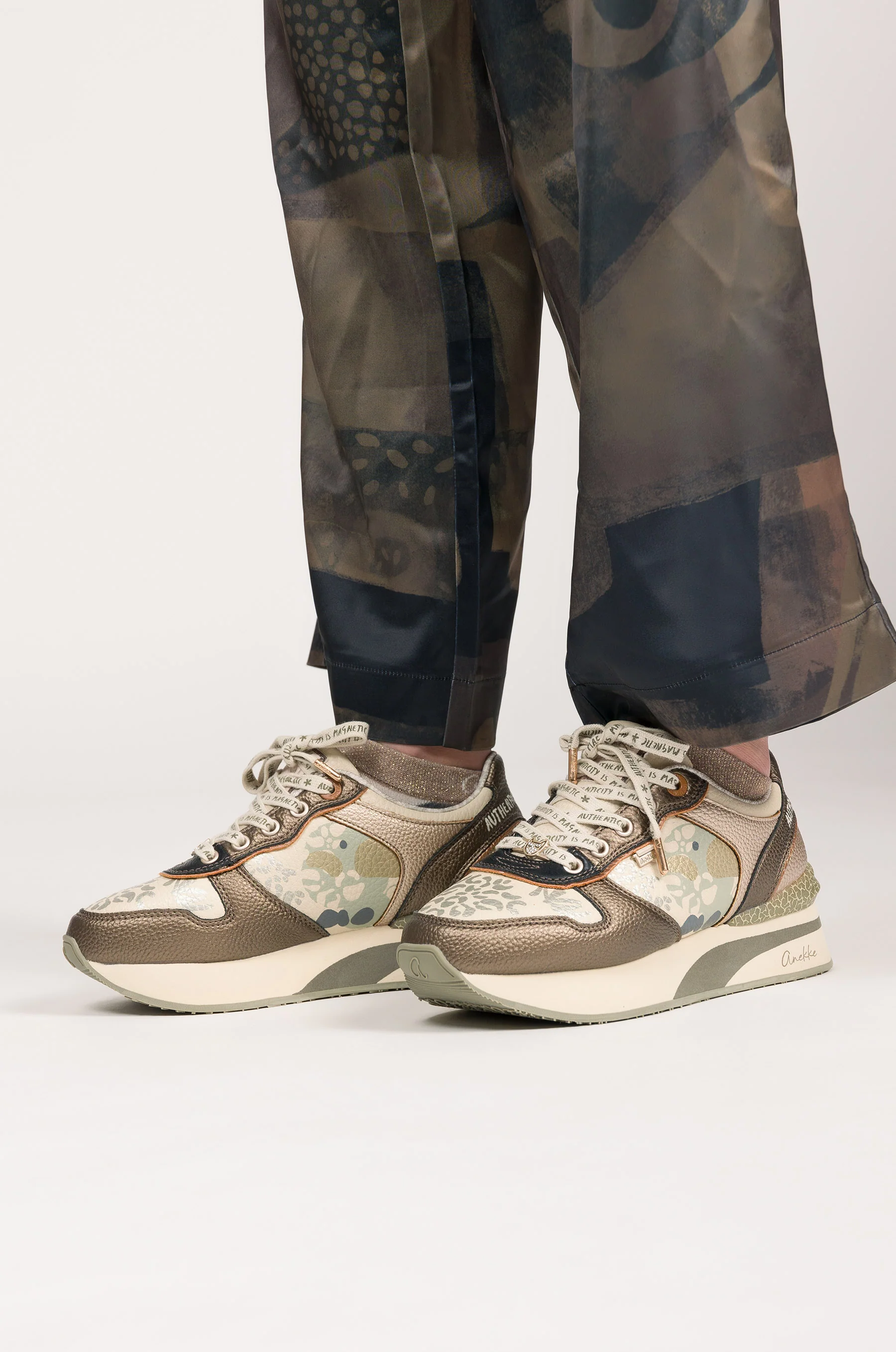 Sneakers beige et cuivrés - Image 2