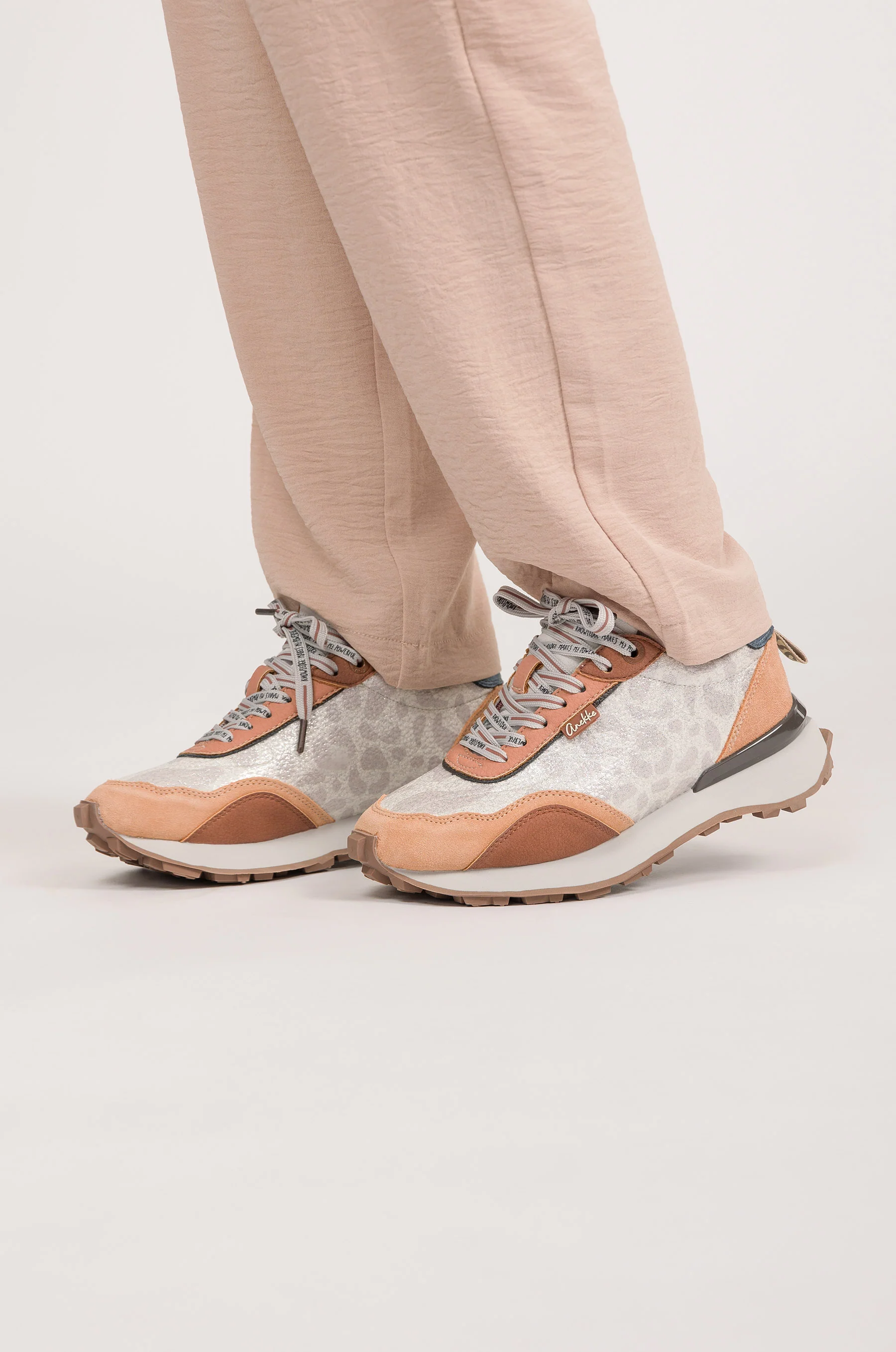 Sneakers beige et orange - Image 2