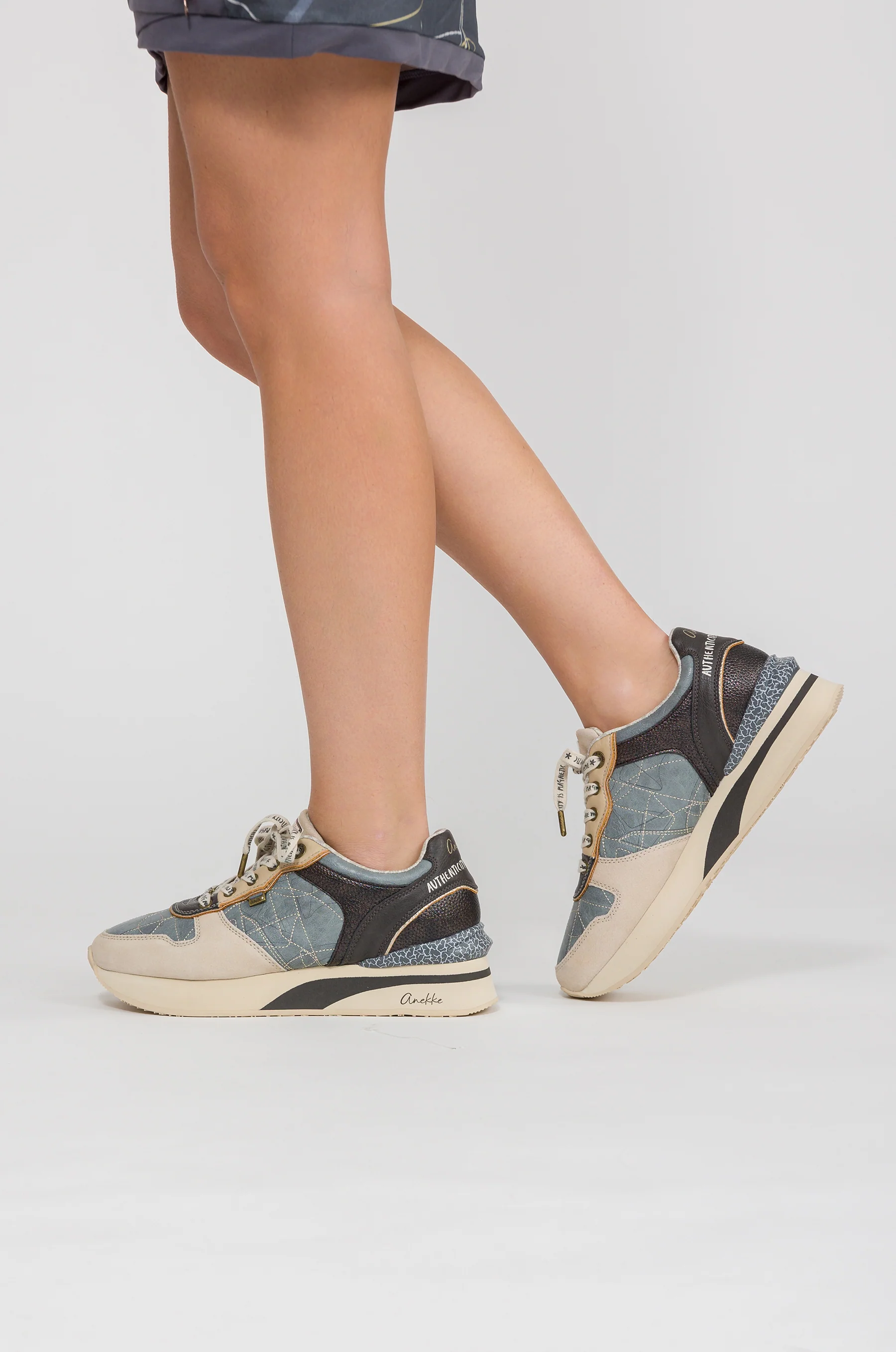 Sneakers bleus et beige - Image 2