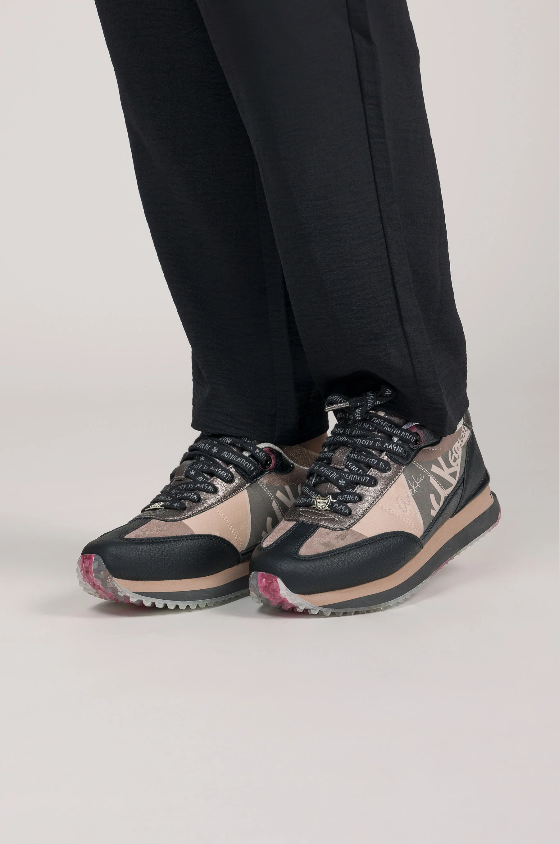 Sneakers noirs et roses - Image 2